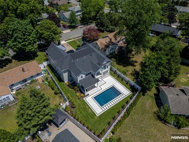 92 Oliver Road, Paramus, NJ 07652