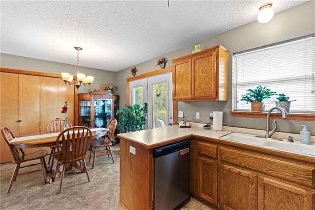 206 E 22nd Terrace, Kearney, MO 64060