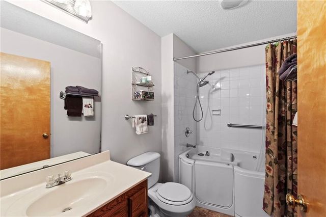 206 E 22nd Terrace, Kearney, MO 64060