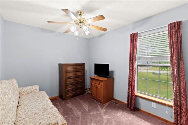 206 E 22nd Terrace, Kearney, MO 64060
