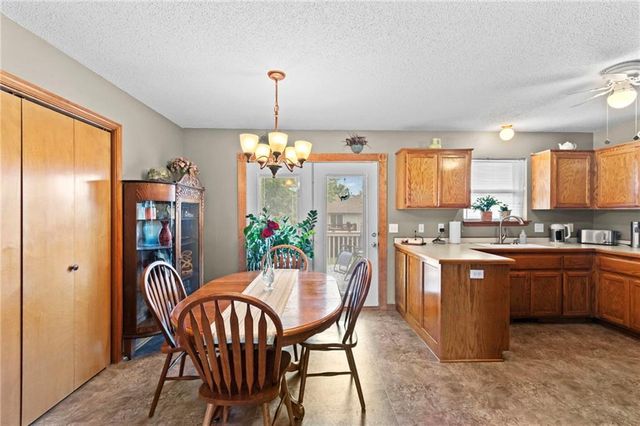 206 E 22nd Terrace, Kearney, MO 64060