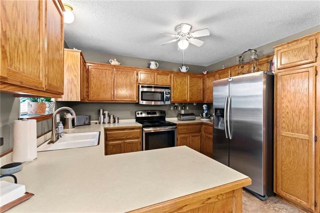 206 E 22nd Terrace, Kearney, MO 64060
