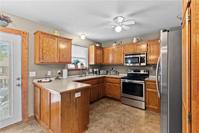 206 E 22nd Terrace, Kearney, MO 64060