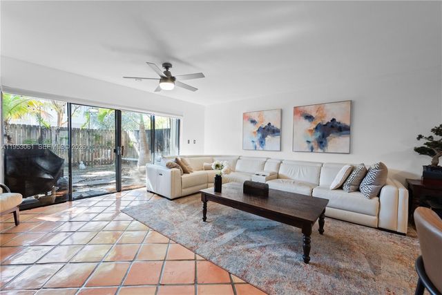 7890 SW 86th St 10, Miami, FL 33143