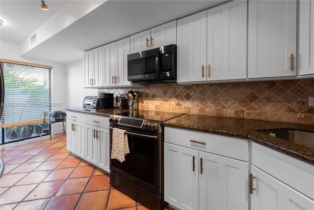 7890 SW 86th St 10, Miami, FL 33143