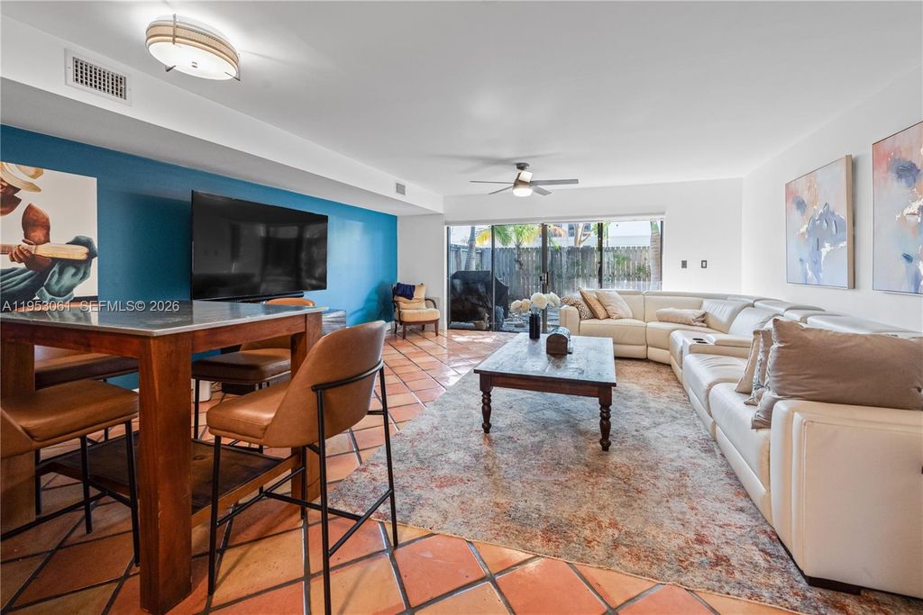 7890 SW 86th St 10, Miami, FL 33143