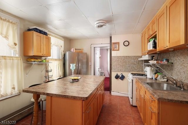 478 Walnut St, Elizabeth City, NJ 07201