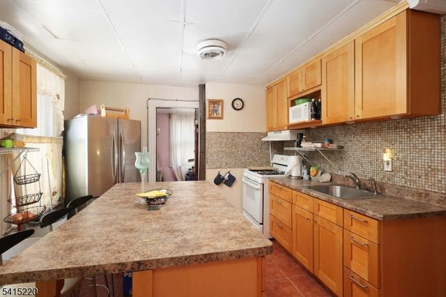 478 Walnut St, Elizabeth City, NJ 07201