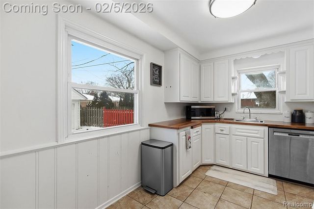 25569 W Chicago, Redford, MI 48239