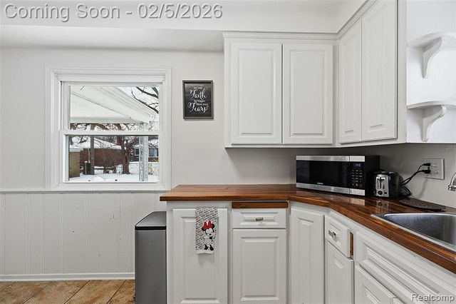 25569 W Chicago, Redford, MI 48239