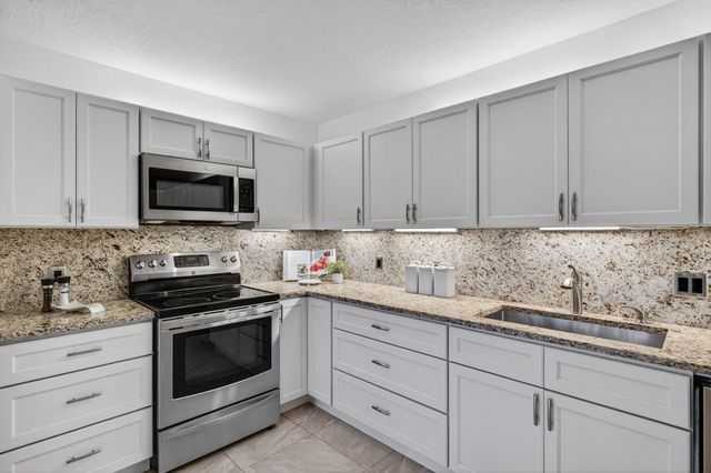 9101 SW 19th Place A, Davie, FL 33324