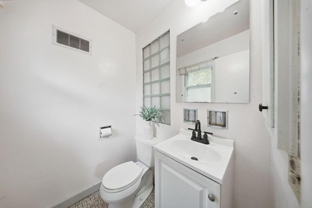 9015 N Iroquois ROAD, Bayside, WI 53217