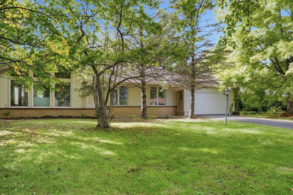 9015 N Iroquois ROAD, Bayside, WI 53217