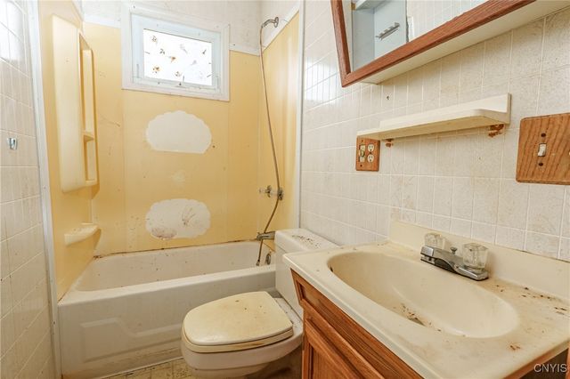 704 Dawes Avenue, Utica, NY 13502