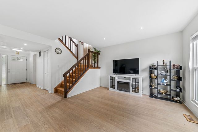 1726 Southbridge Court, Schaumburg, IL 60194