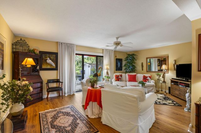 163 Heritage Circle K-8, Mount Pleasant, SC 29464