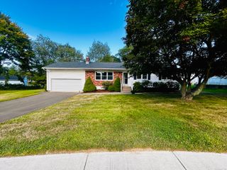 11 Grayson Circle, West Haven, CT 06516