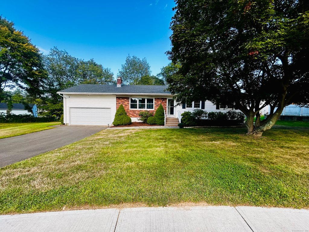 11 Grayson Circle, West Haven, CT 06516