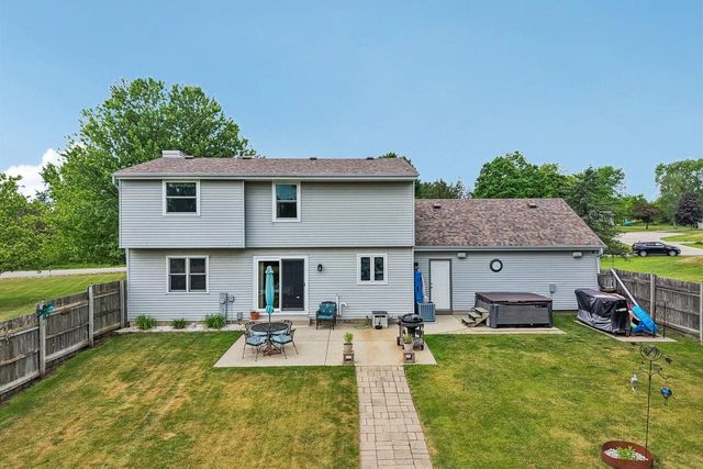 W276S9060 Hidden Lakes DRIVE, Mukwonago, WI 53149