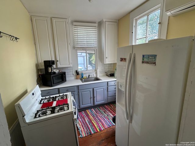 203 Devine St Apt 2, San Antonio, TX 78210