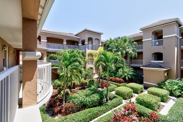 5025 Fairways Circle B-206, Vero Beach, FL 32967