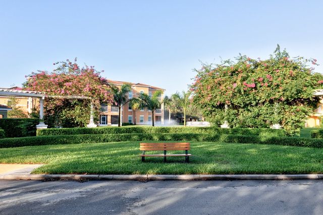 5025 Fairways Circle B-206, Vero Beach, FL 32967