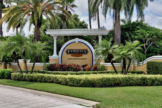 5025 Fairways Circle B-206, Vero Beach, FL 32967