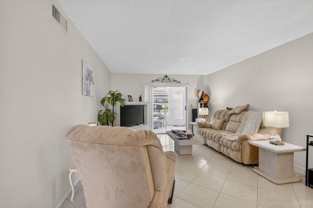 2152 NE 1st Way 101, Boynton Beach, FL 33435
