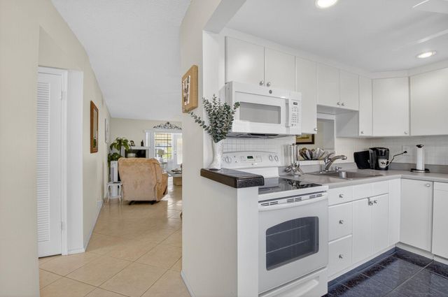 2152 NE 1st Way 101, Boynton Beach, FL 33435