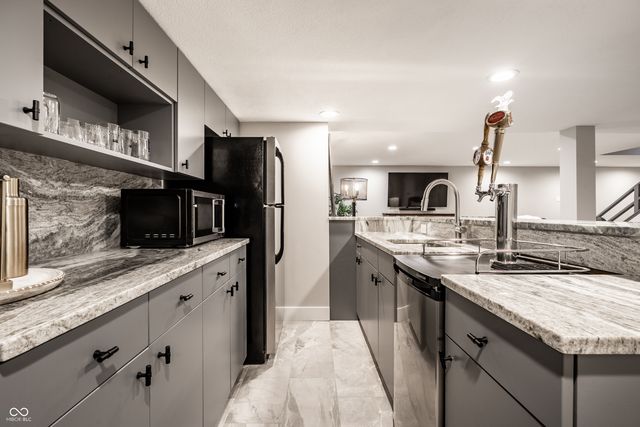 11329 Valley Meadow Drive, Zionsville, IN 46077