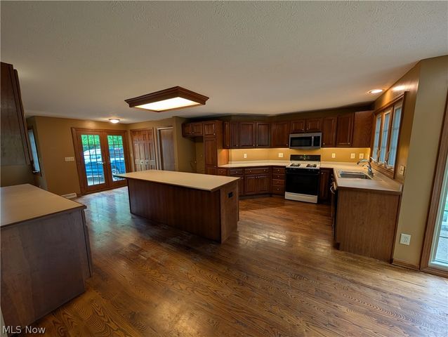 7353 Columbia, Olmsted Falls, OH 44138