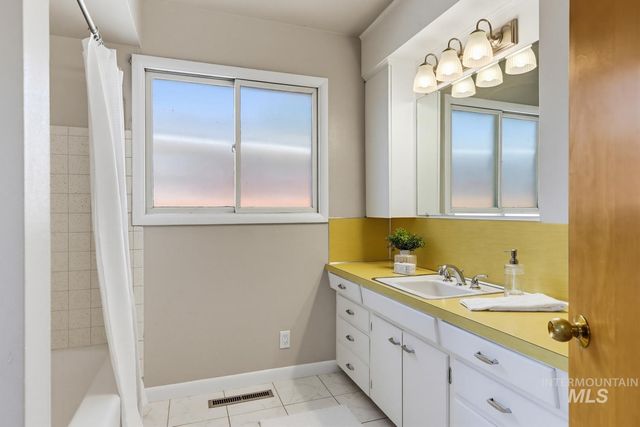 25 S Mesa Vista Dr, Boise, ID 83705