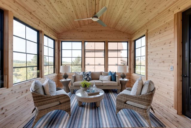 725 Crest Curve, Hudson, WI 54016