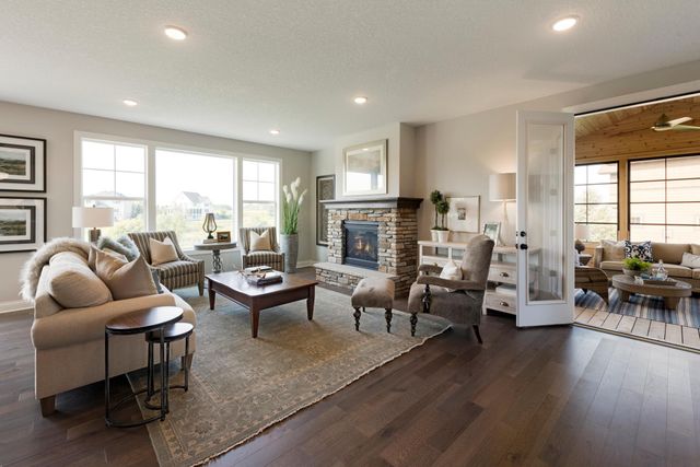 725 Crest Curve, Hudson, WI 54016