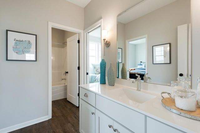 725 Crest Curve, Hudson, WI 54016