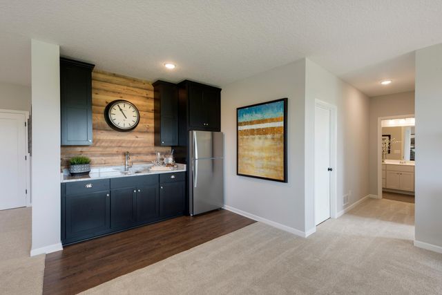 725 Crest Curve, Hudson, WI 54016