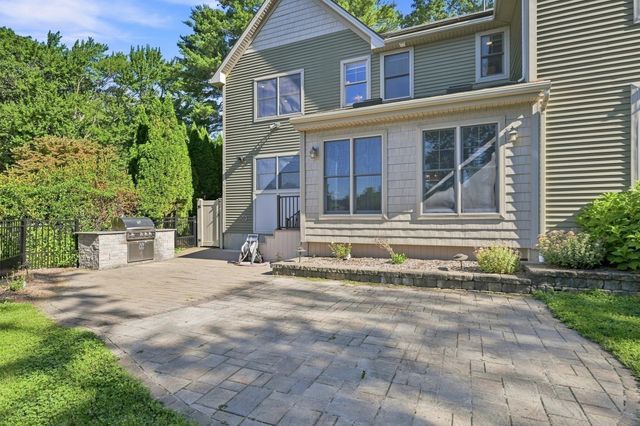 20 Bungalow Point, Wilbraham, MA 01095