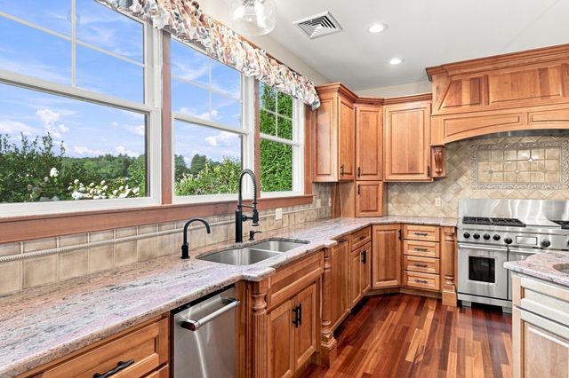20 Bungalow Point, Wilbraham, MA 01095