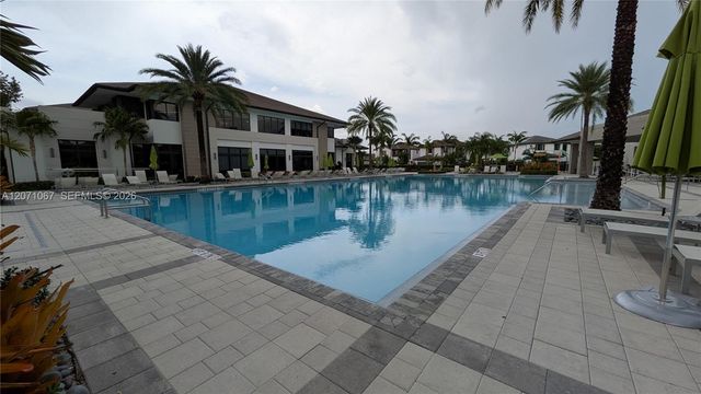 8001 NW 41st Street F-204, Doral, FL 33166