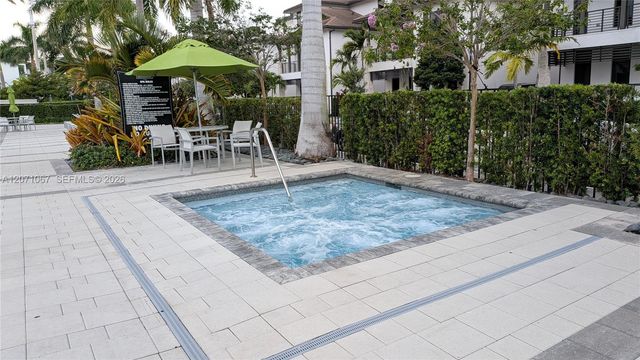 8001 NW 41st Street F-204, Doral, FL 33166