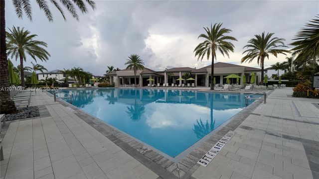 8001 NW 41st Street F-204, Doral, FL 33166