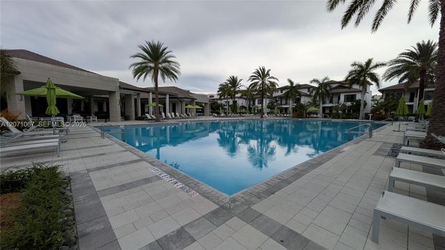 8001 NW 41st Street F-204, Doral, FL 33166