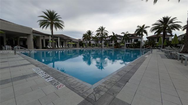 8001 NW 41st Street F-204, Doral, FL 33166