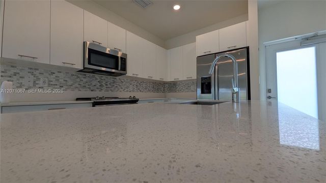 8001 NW 41st Street F-204, Doral, FL 33166