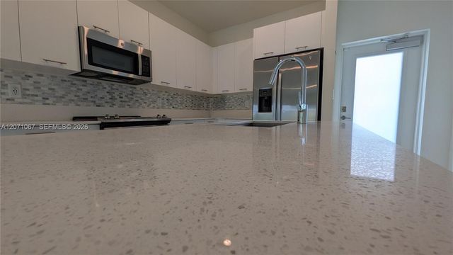 8001 NW 41st Street F-204, Doral, FL 33166