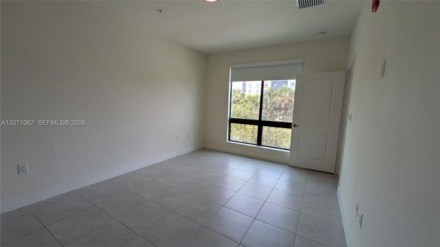 8001 NW 41st Street F-204, Doral, FL 33166