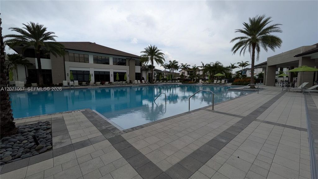 8001 NW 41st Street F-204, Doral, FL 33166