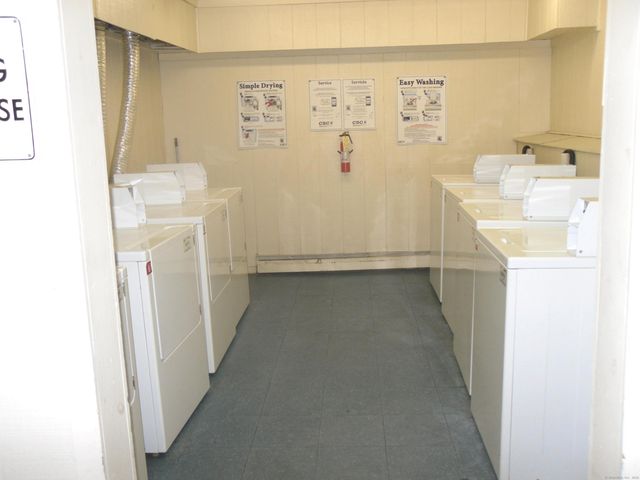 31 Sutton Place 31, Bloomfield, CT 06002