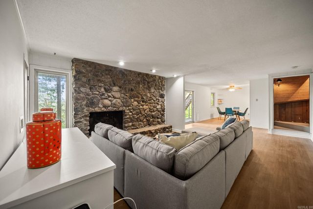 11833 Rivercrest Dr, Little Rock, AR 72212