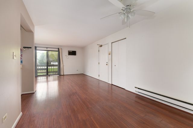 425 Berkshire Drive 16, Crystal Lake, IL 60014